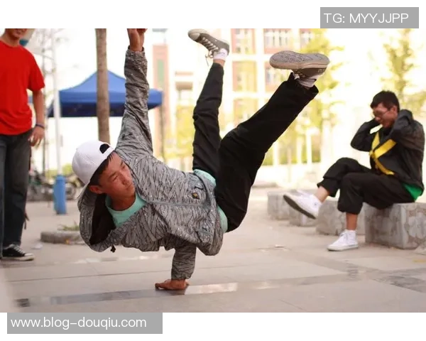 南京街舞队与武汉街舞队赛后复盘分析个人能力的对比与启示